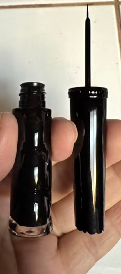 Liquid Eyeliner-Delineador líquido negro